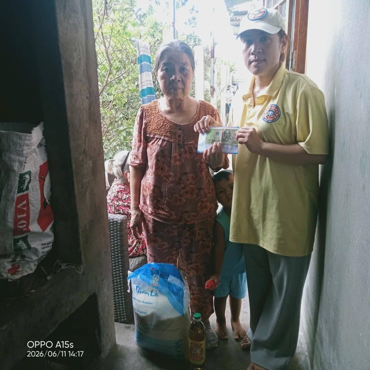 Giúp đỡ bà con nghèo — 19