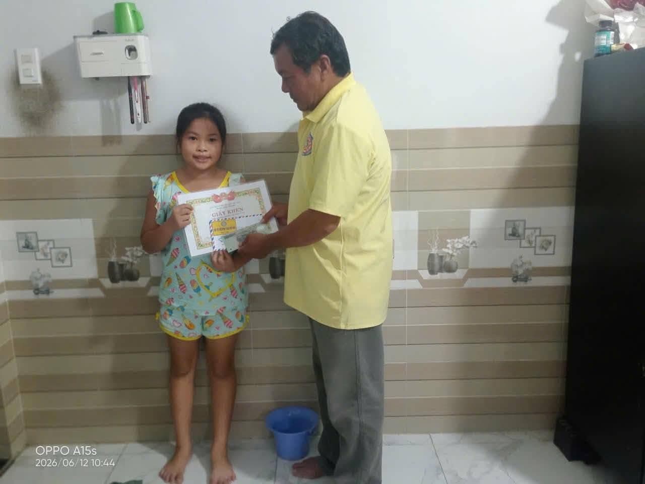 Giúp đỡ bà con nghèo — 26