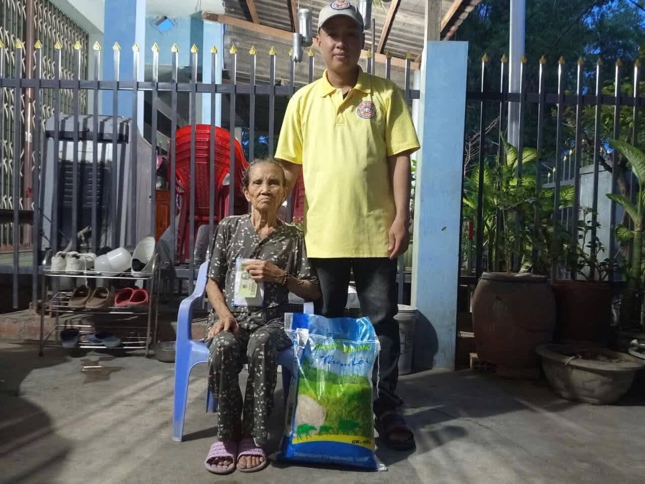 Giúp đỡ bà con nghèo — 40