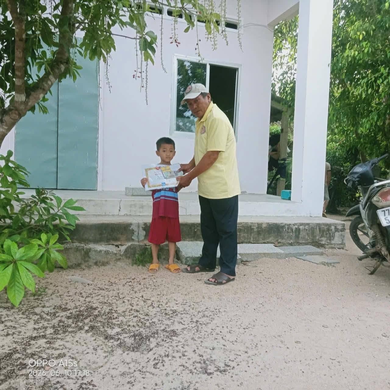 Giúp đỡ bà con nghèo — 30