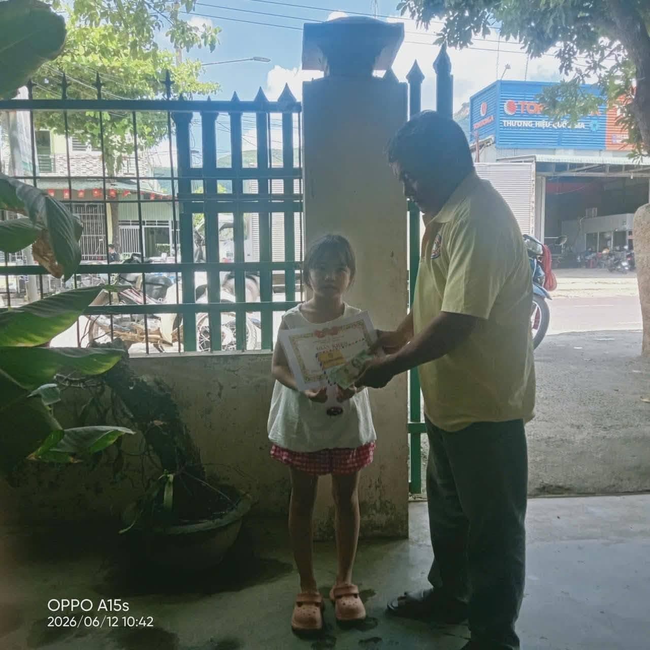 Giúp đỡ bà con nghèo — 29