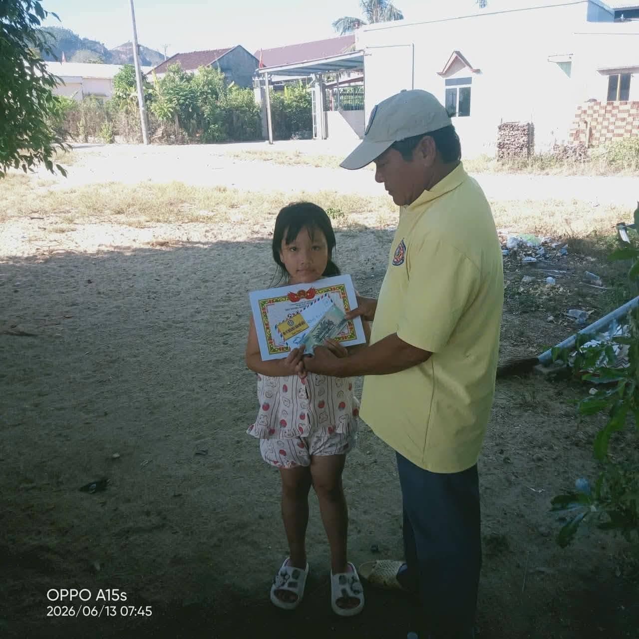 Giúp đỡ bà con nghèo — 25