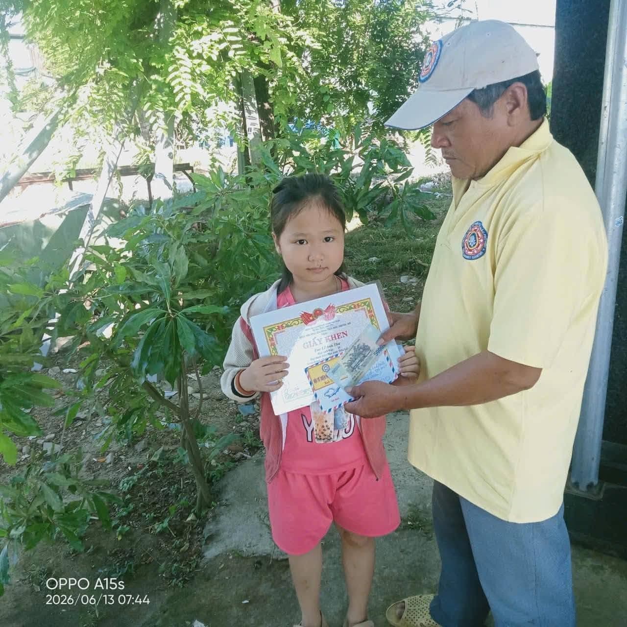 Giúp đỡ bà con nghèo — 23