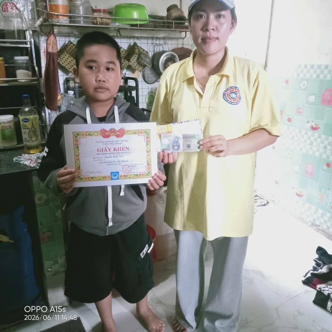 Giúp đỡ bà con nghèo — 27