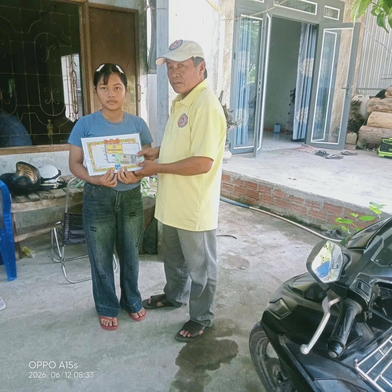 Giúp đỡ bà con nghèo — 38