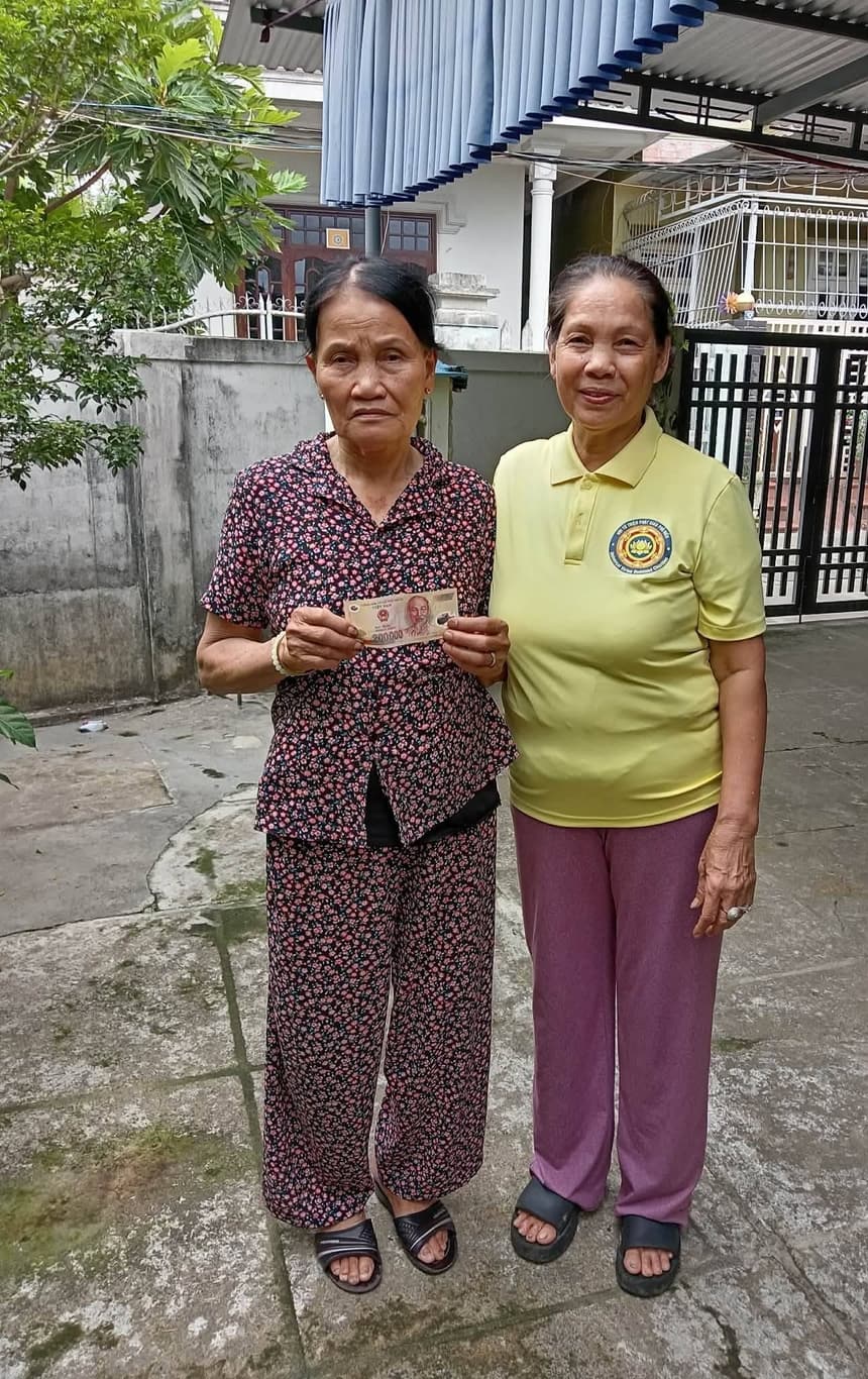 Giúp đỡ bà con nghèo — 17