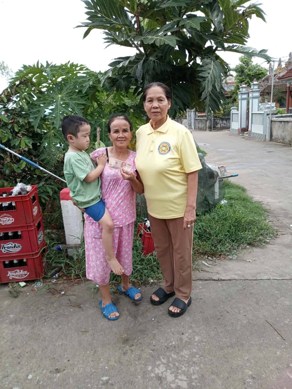 Giúp đỡ bà con nghèo — 8