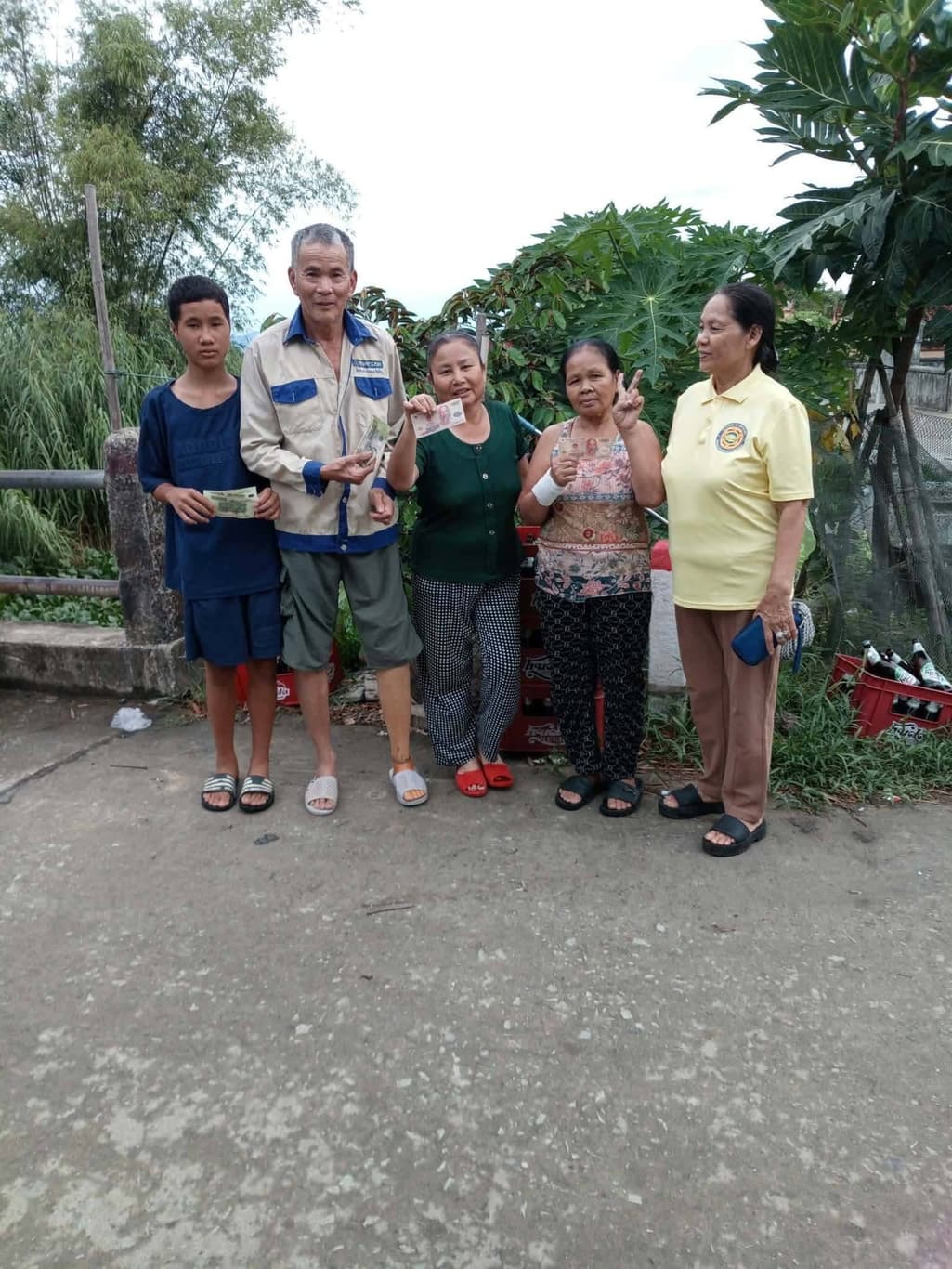 Giúp đỡ bà con nghèo — 9