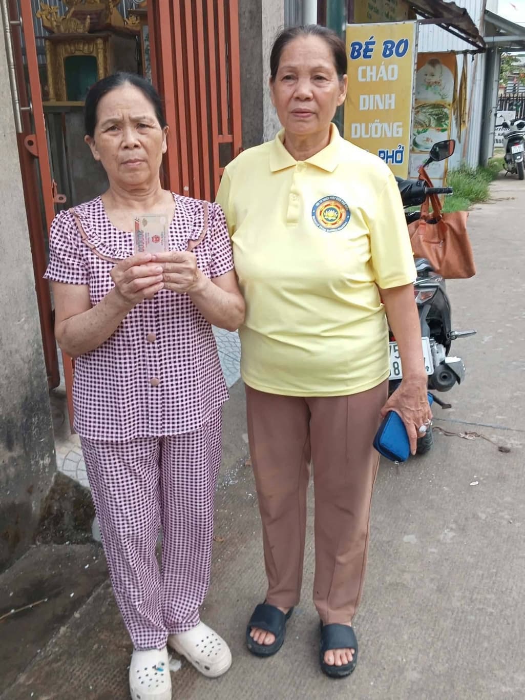 Giúp đỡ bà con nghèo — 13