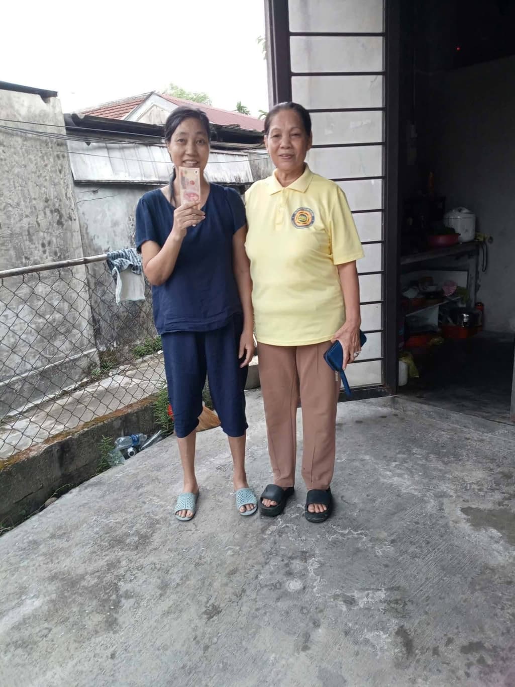 Giúp đỡ bà con nghèo — 12
