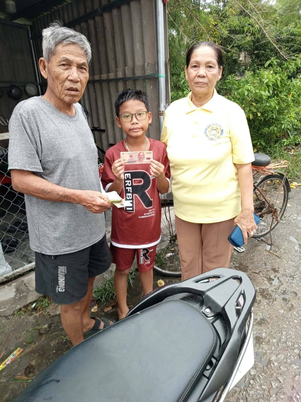 Giúp đỡ bà con nghèo — 7