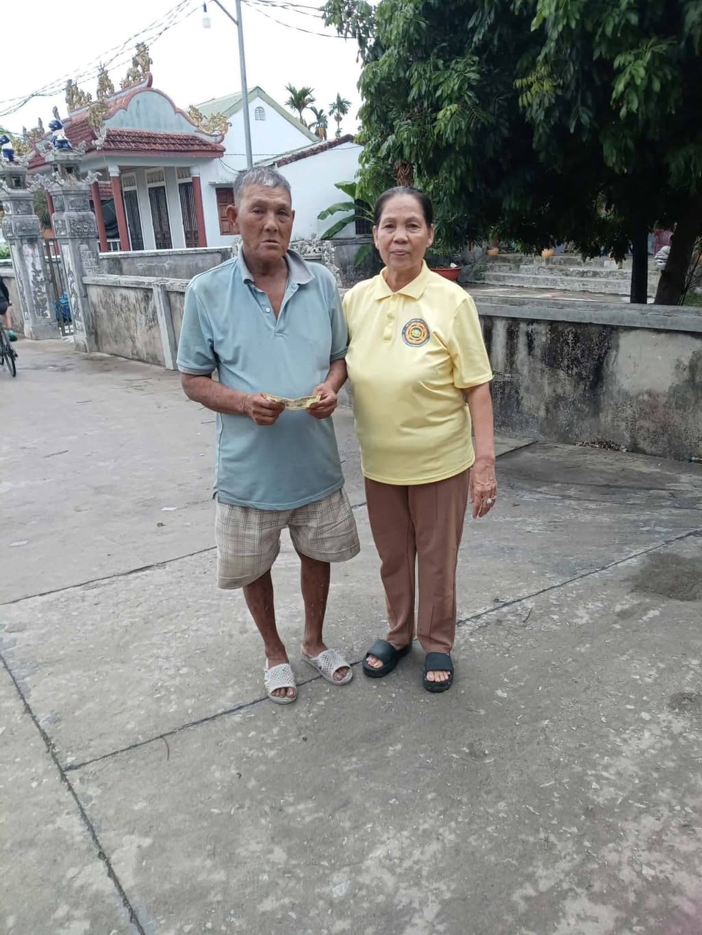 Giúp đỡ bà con nghèo — 11