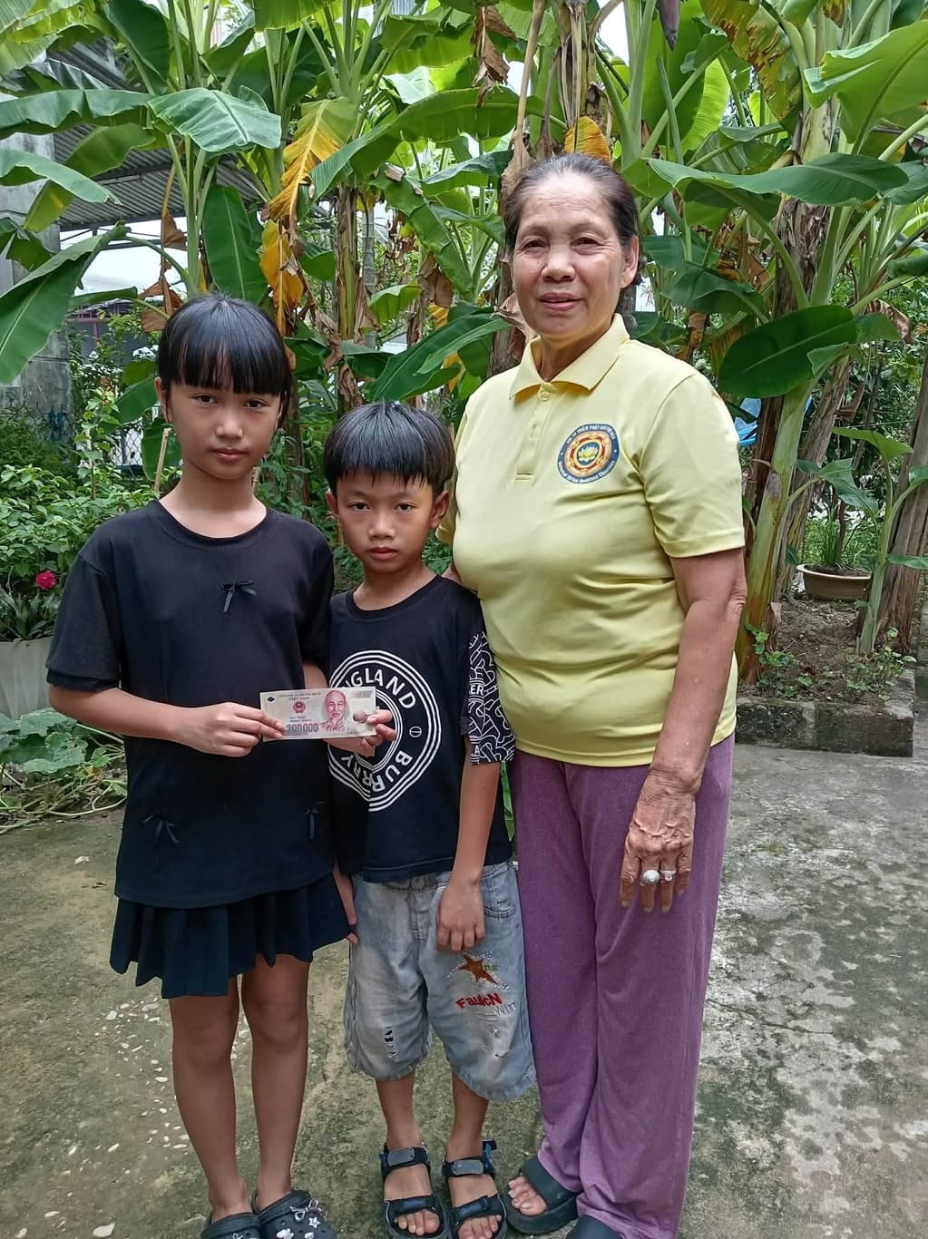 Giúp đỡ bà con nghèo — 4