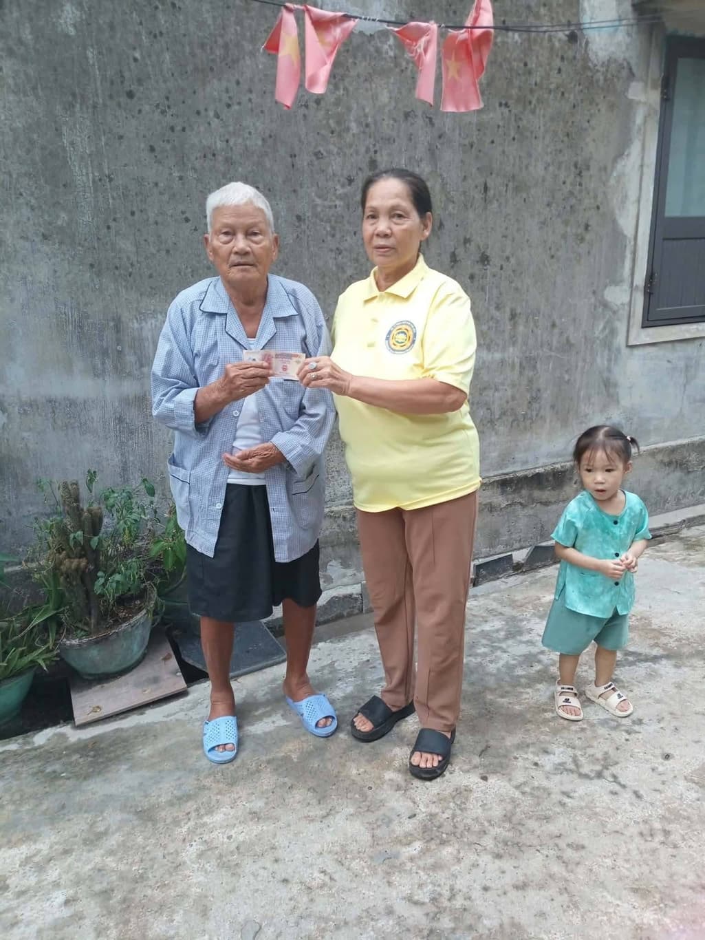 Giúp đỡ bà con nghèo — 3