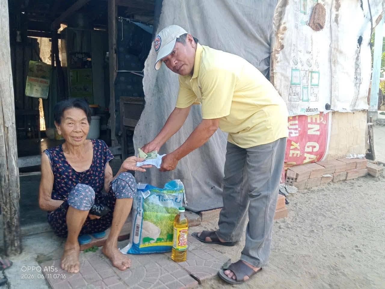 Giúp đỡ bà con nghèo — 21