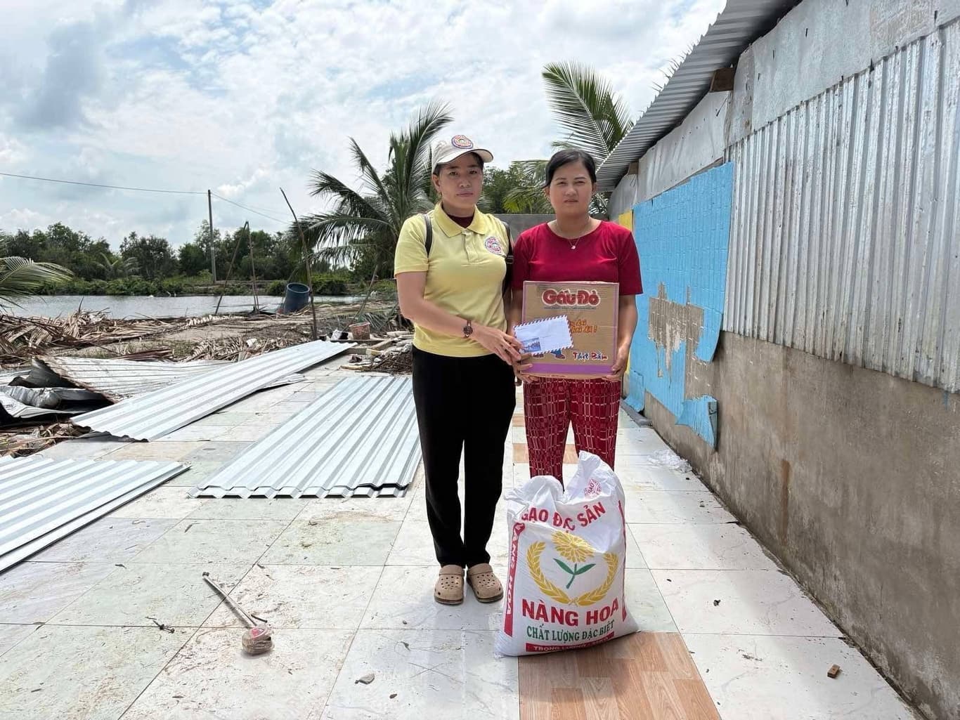 Giúp nạn nhân lốc xoáy — 2