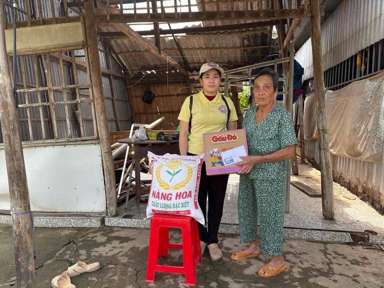 Giúp nạn nhân lốc xoáy — 4