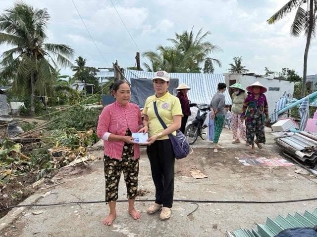 Giúp nạn nhân lốc xoáy — 10