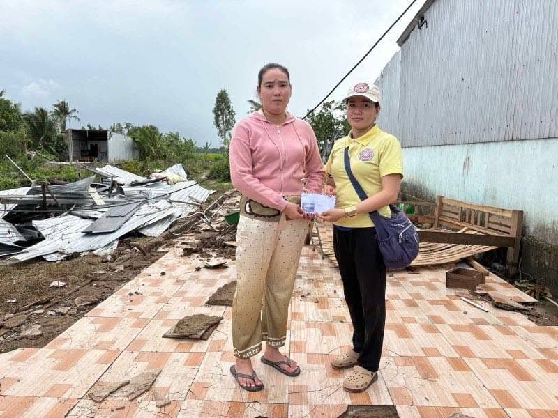Giúp nạn nhân lốc xoáy — 11