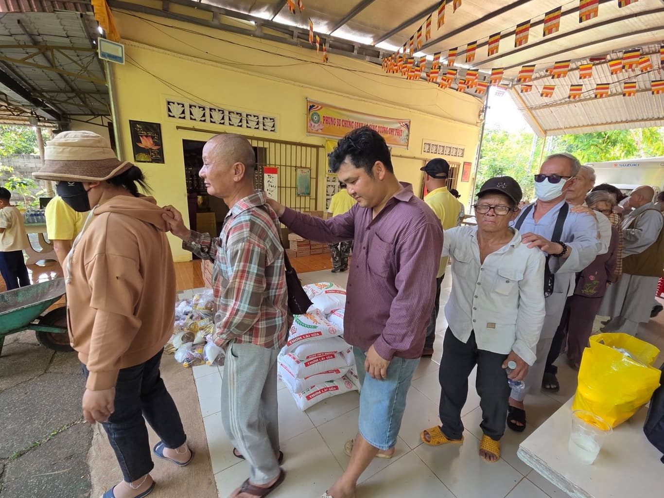 Từ thiện mùa Phật đản — 14