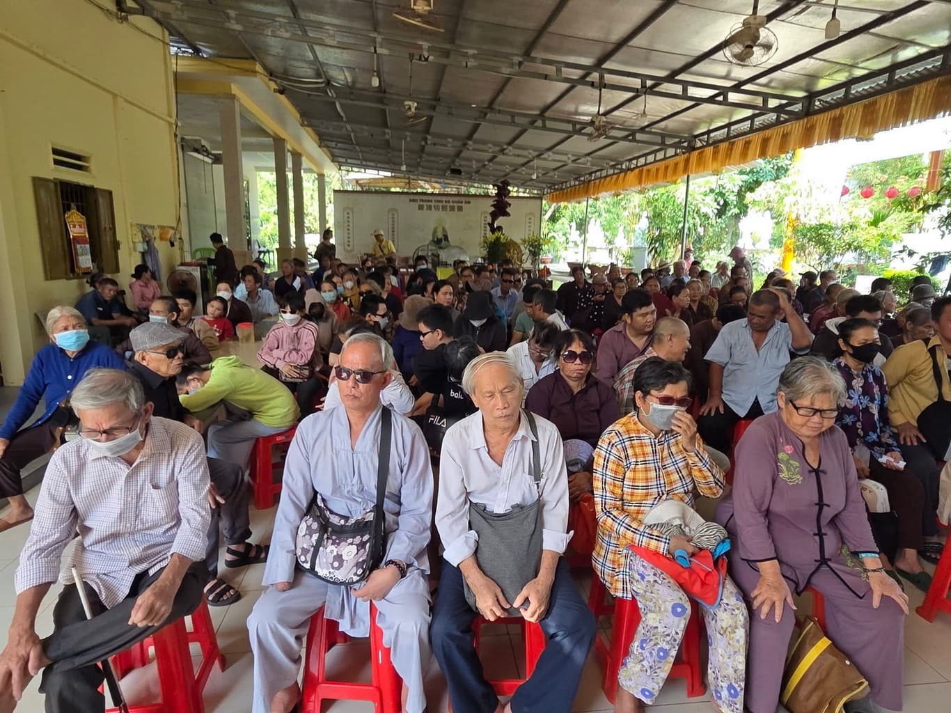 Từ thiện mùa Phật đản — 10