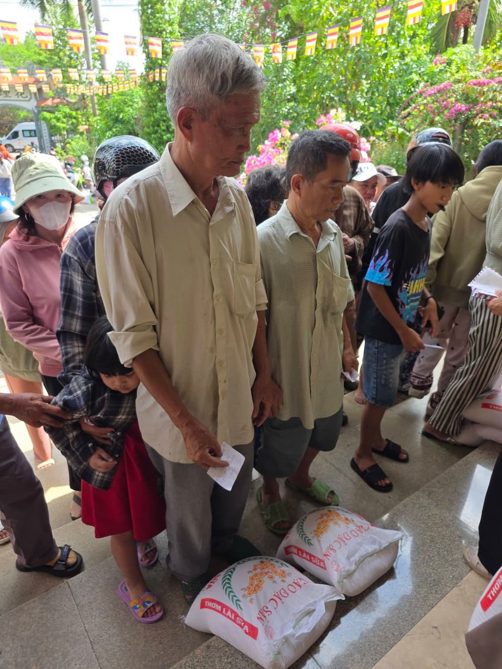 Từ thiện mùa Phật đản — 5