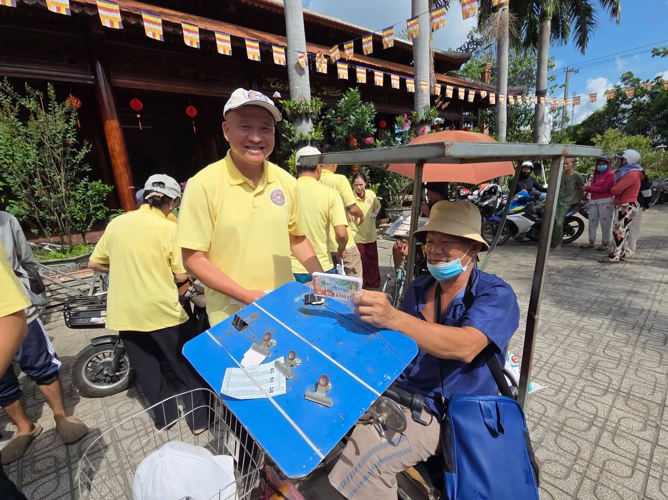 Từ thiện mùa Phật đản — 13
