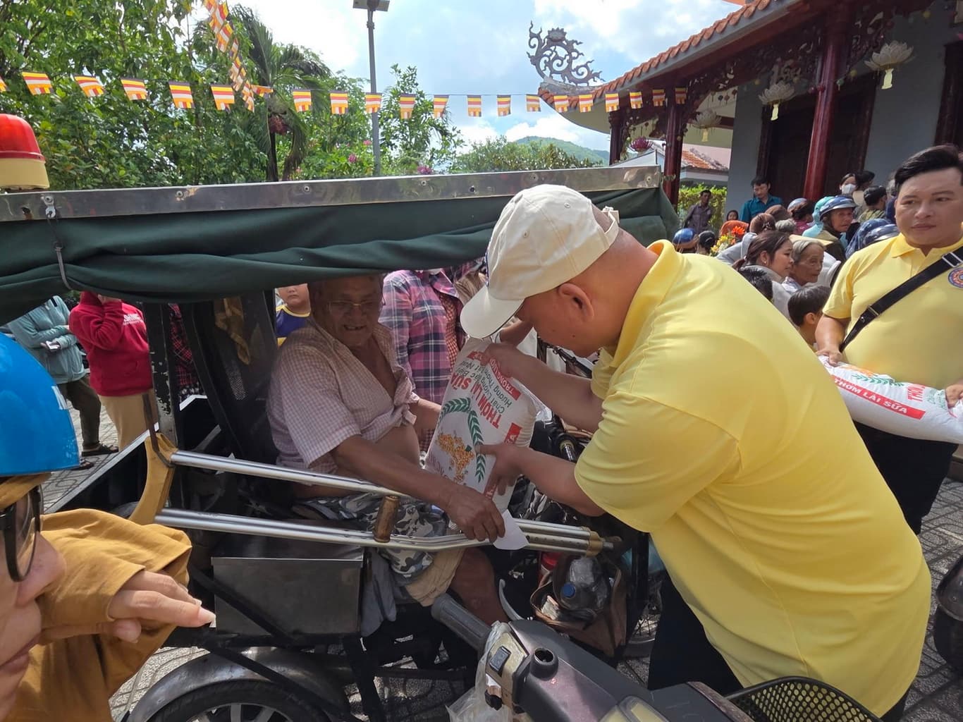 Từ thiện mùa Phật đản — 12