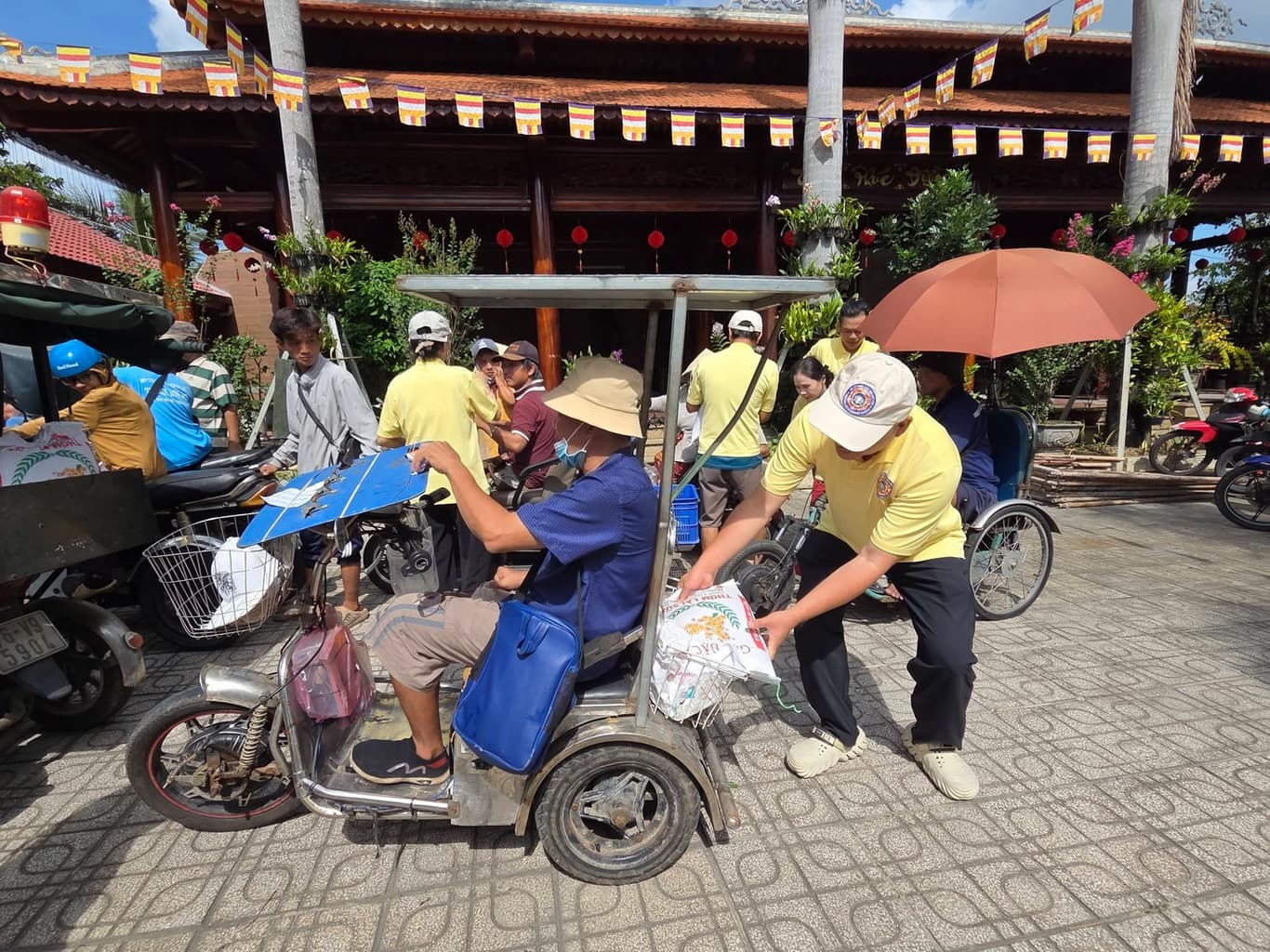 Từ thiện mùa Phật đản — 11