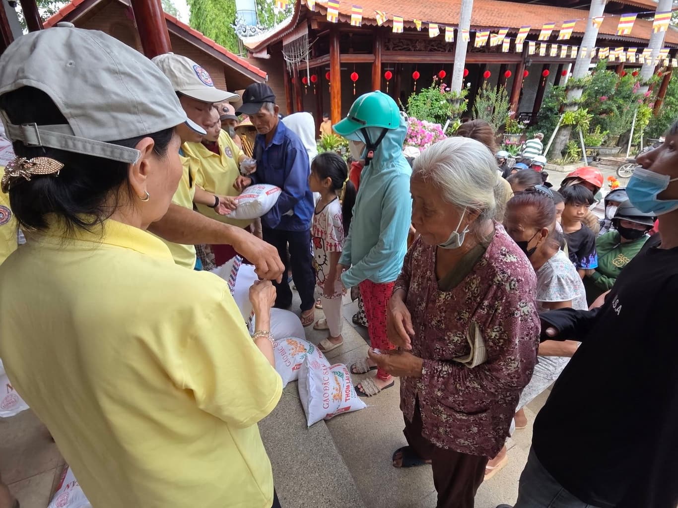 Từ thiện mùa Phật đản — 10