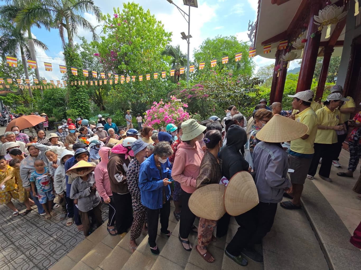 Từ thiện mùa Phật đản — 4