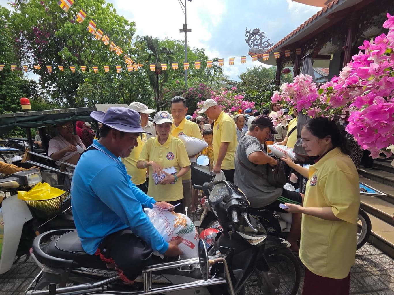 Từ thiện mùa Phật đản — 9