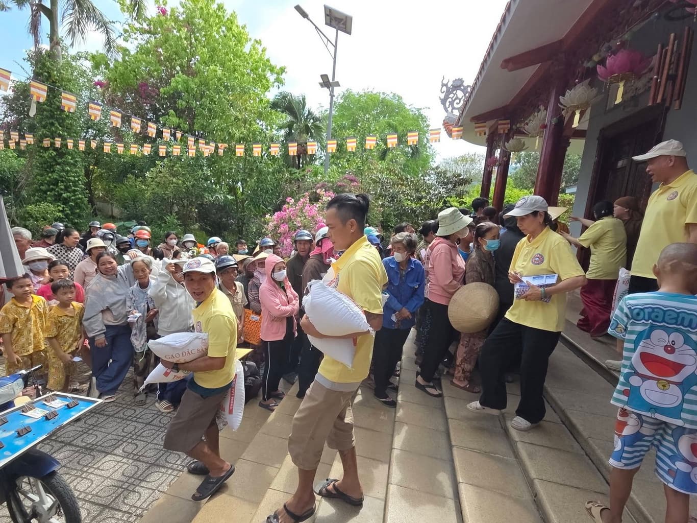 Từ thiện mùa Phật đản — 8