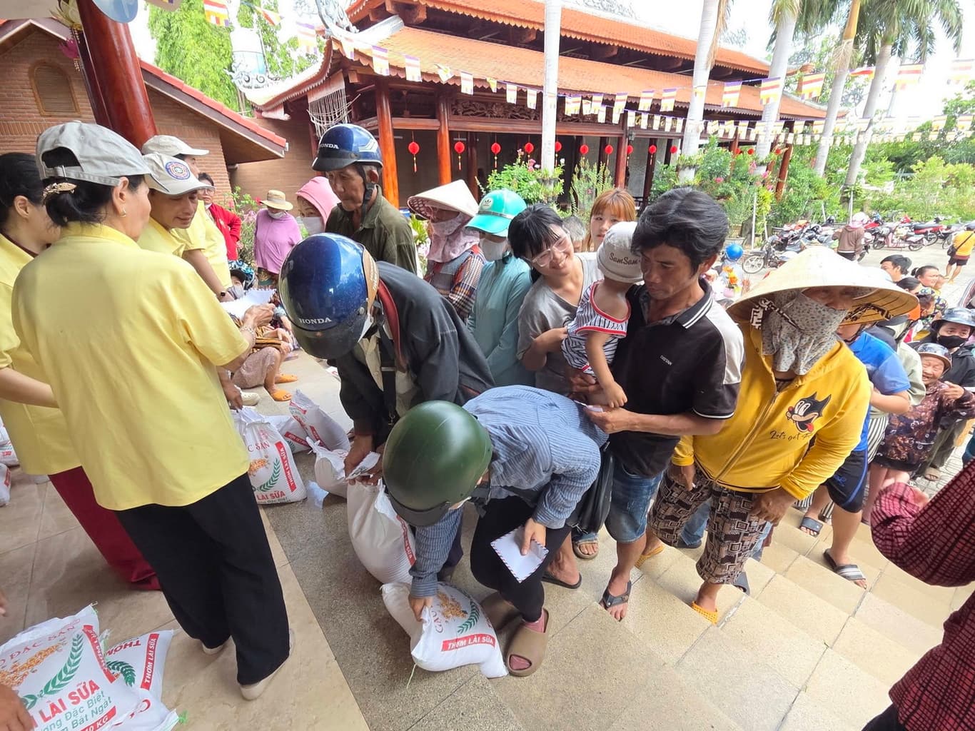 Từ thiện mùa Phật đản — 6
