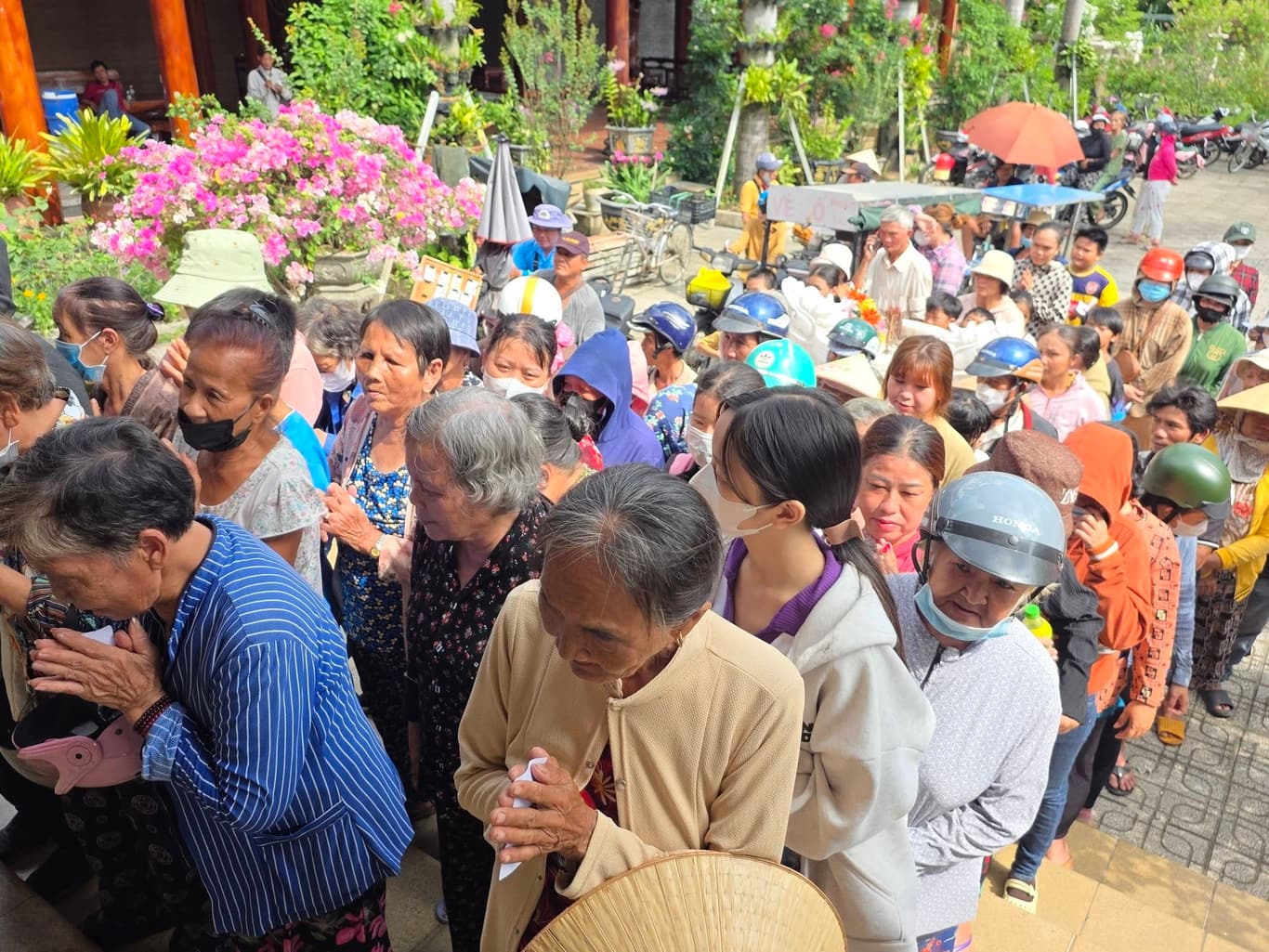 Từ thiện mùa Phật đản — 3