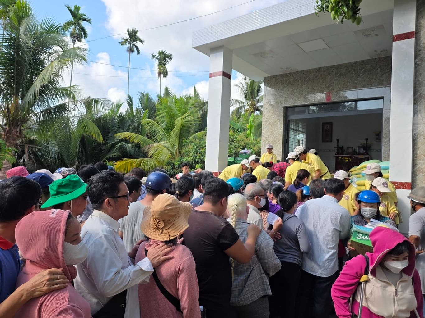 Từ thiện mùa Phật đản — 2