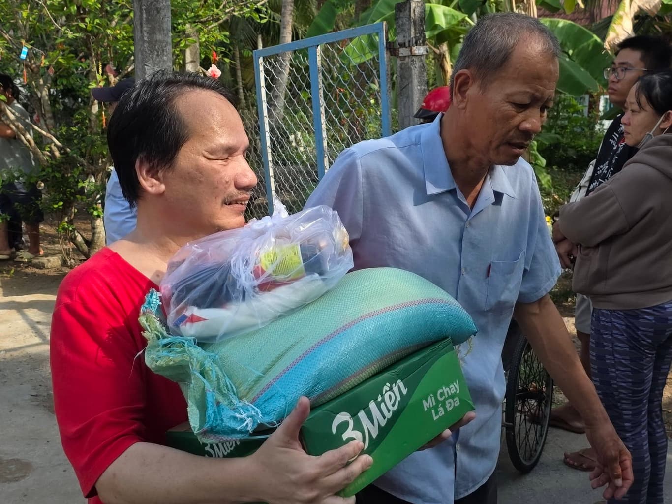 Từ thiện mùa Phật đản — 17