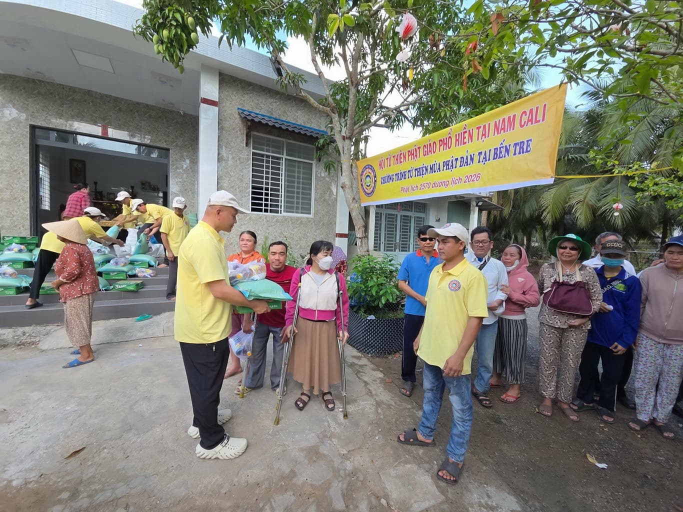 Từ thiện mùa Phật đản — 11
