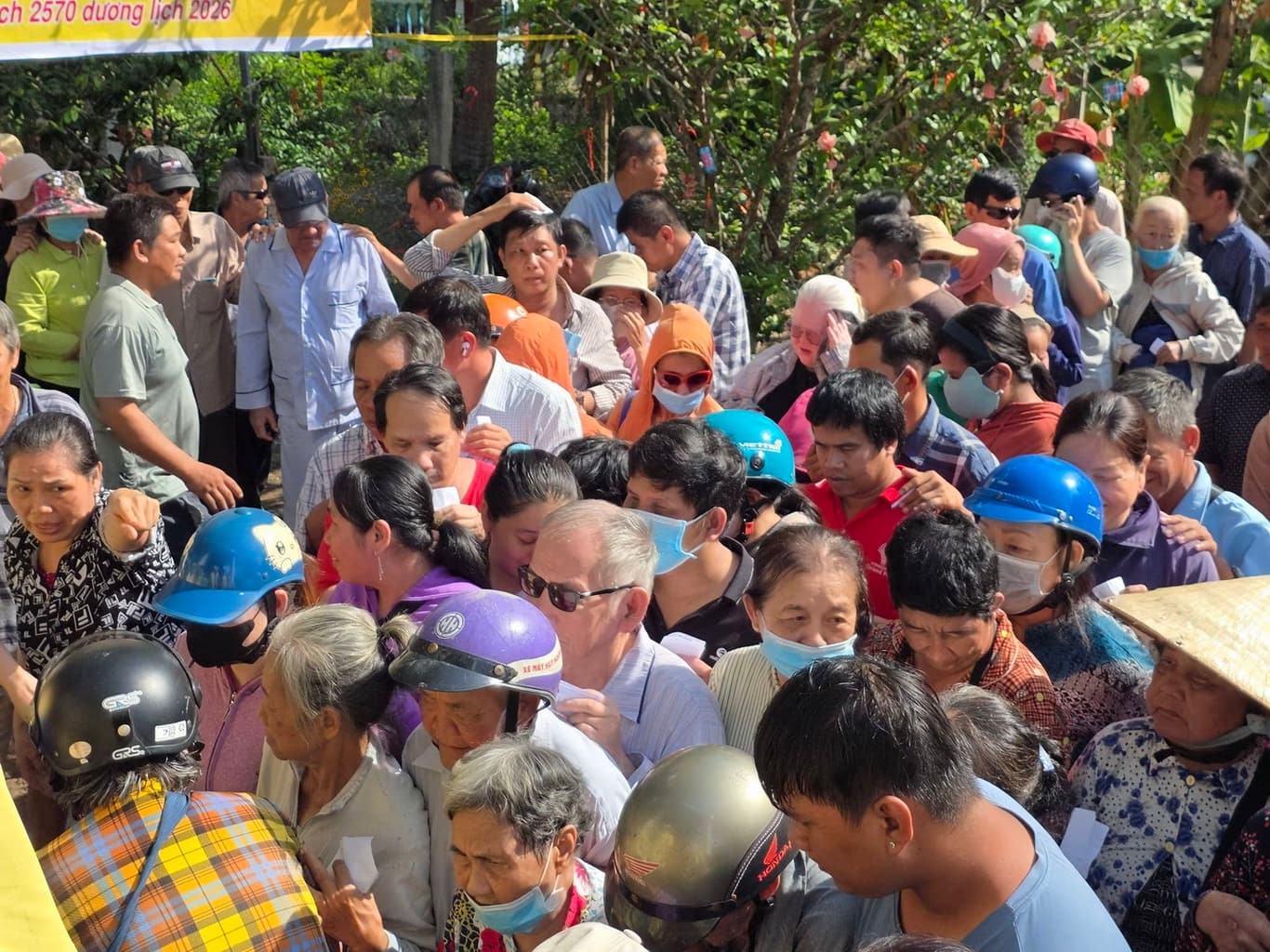 Từ thiện mùa Phật đản — 8
