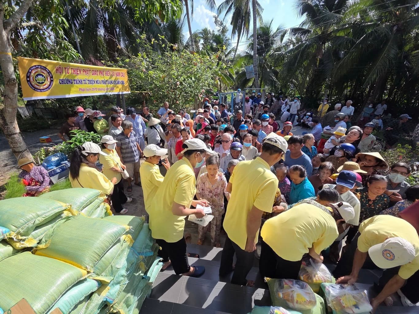 Từ thiện mùa Phật đản — 4