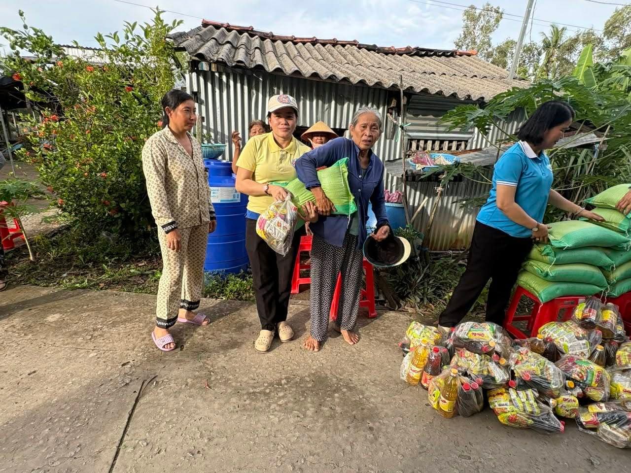 Từ thiện mùa Phật đản — 38