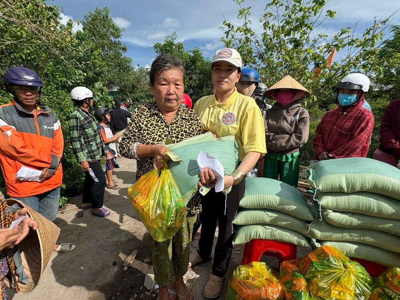 Từ thiện mùa Phật đản — 37
