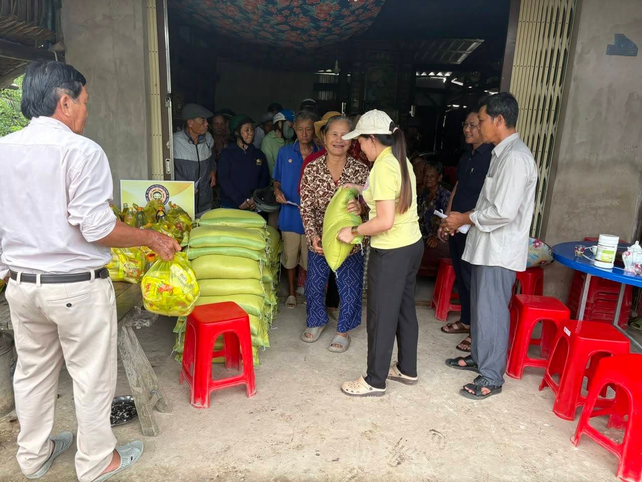 Từ thiện mùa Phật đản — 36