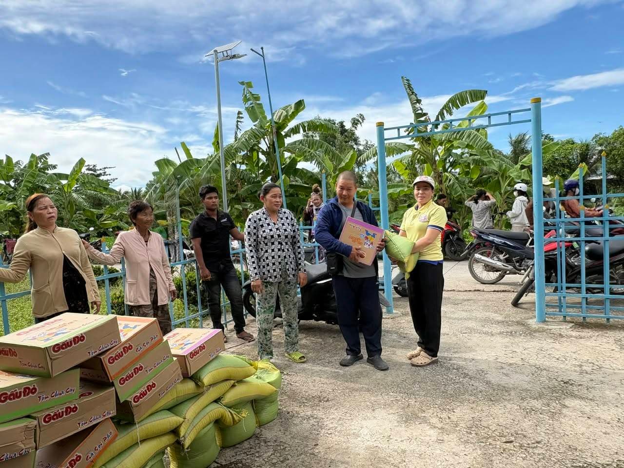 Từ thiện mùa Phật đản — 35