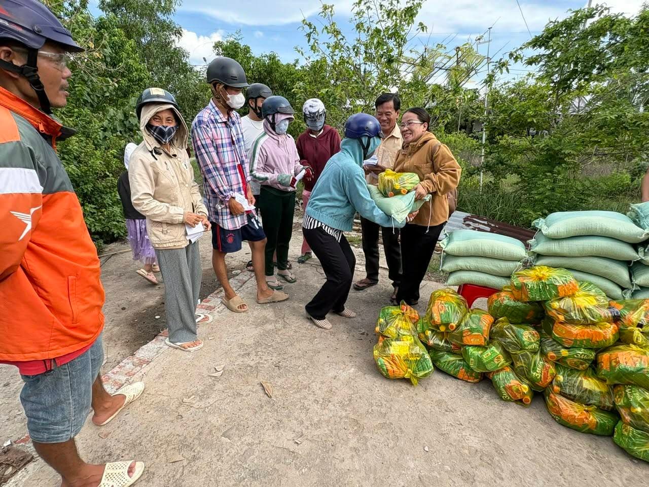 Từ thiện mùa Phật đản — 32
