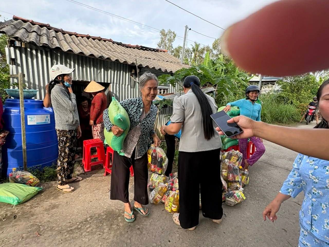 Từ thiện mùa Phật đản — 27