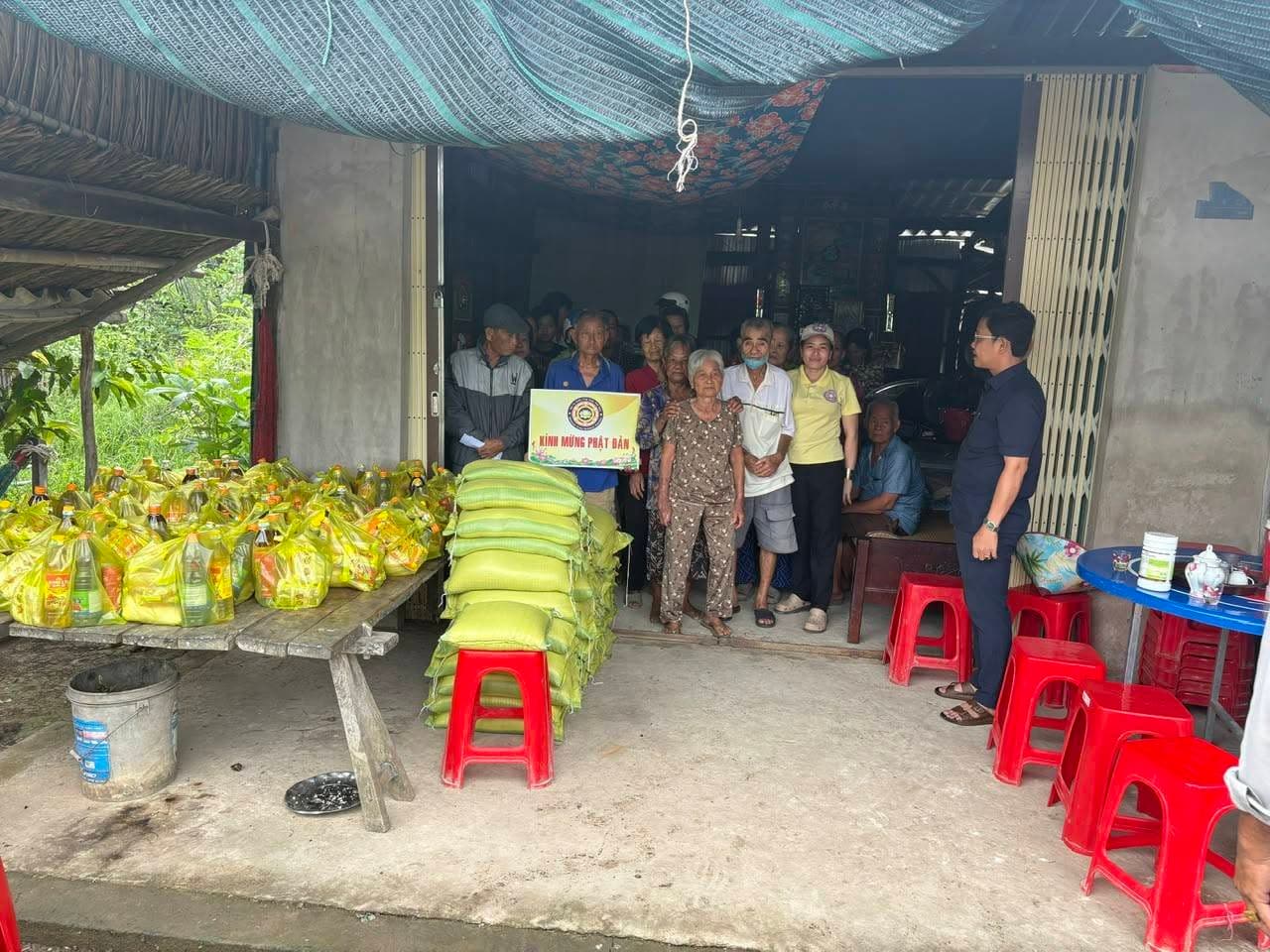 Từ thiện mùa Phật đản — 24