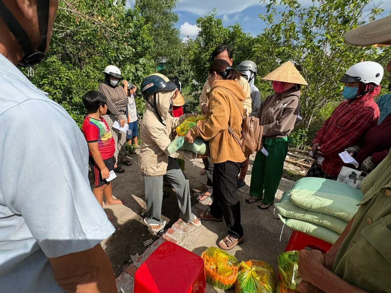 Từ thiện mùa Phật đản — 21