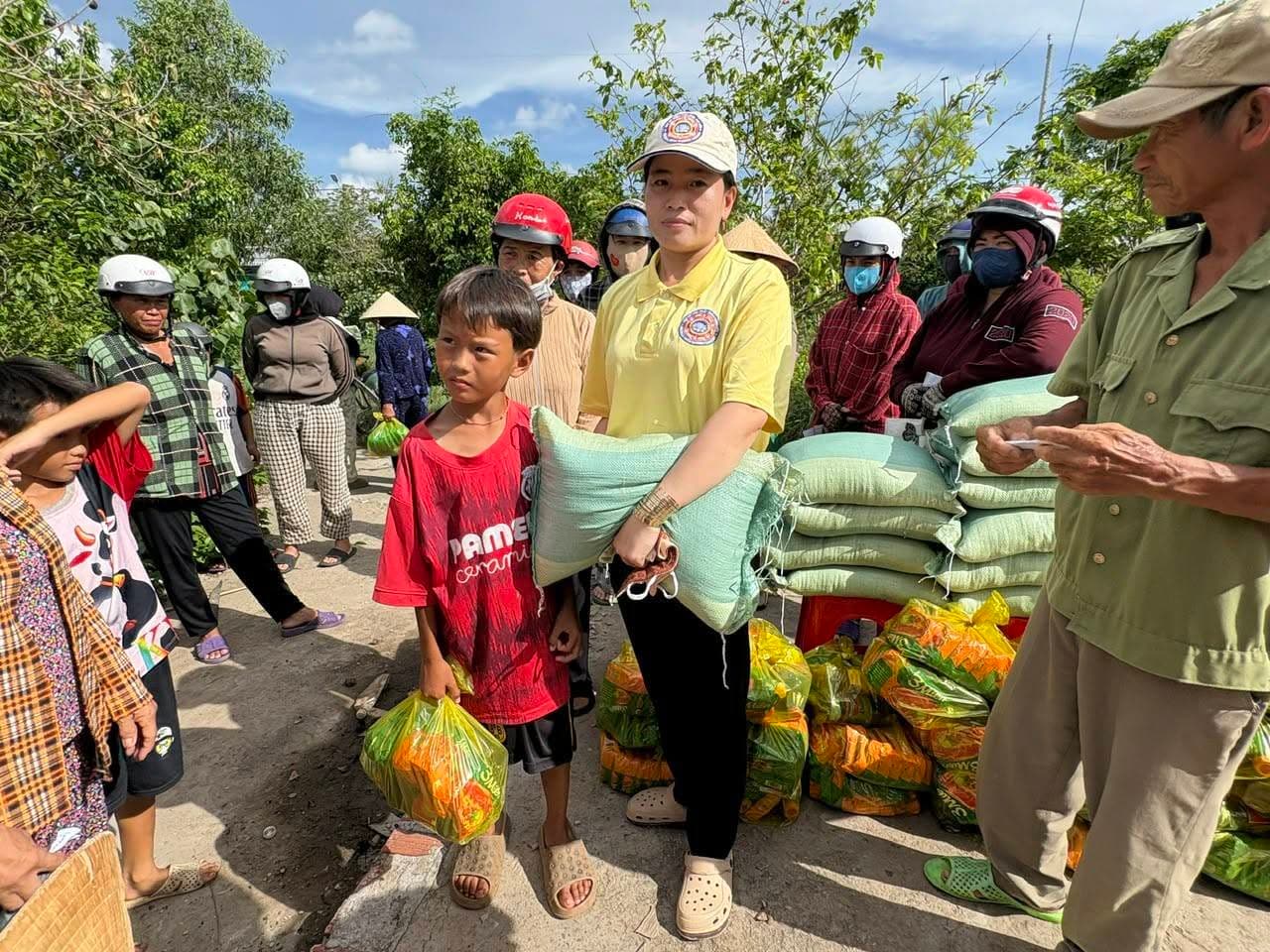 Từ thiện mùa Phật đản — 17