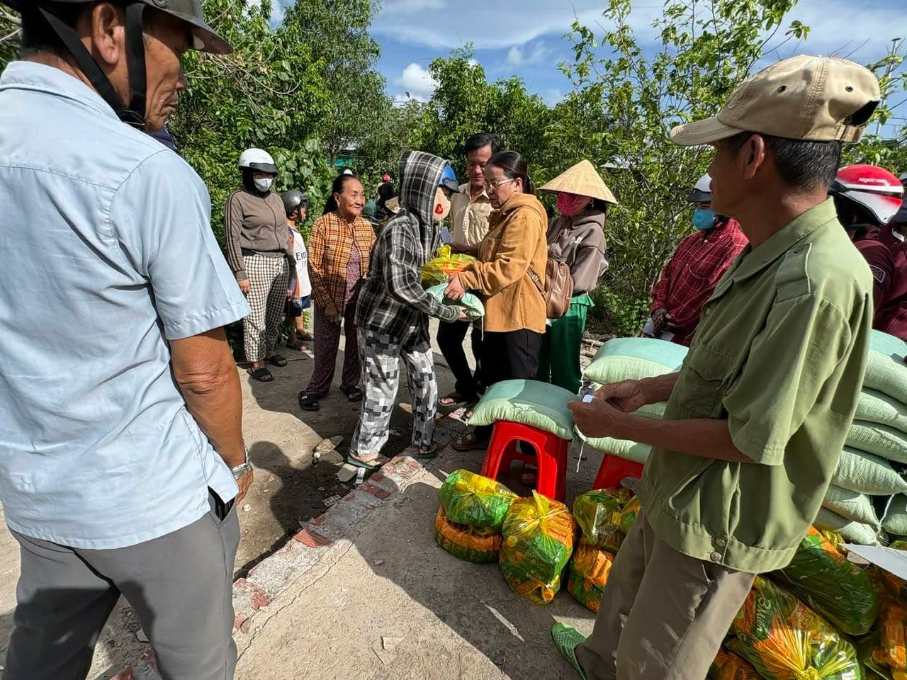 Từ thiện mùa Phật đản — 13